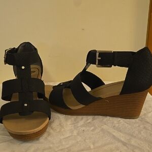 Chic Black Wedge Sandals with Textured Straps